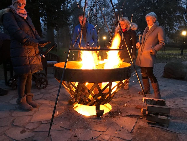 Die Große geflochtene Feuerschale