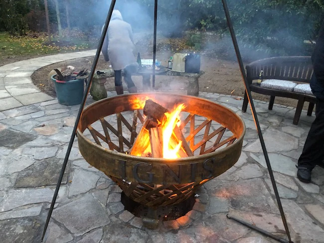 Die Große geflochtene Feuerschale