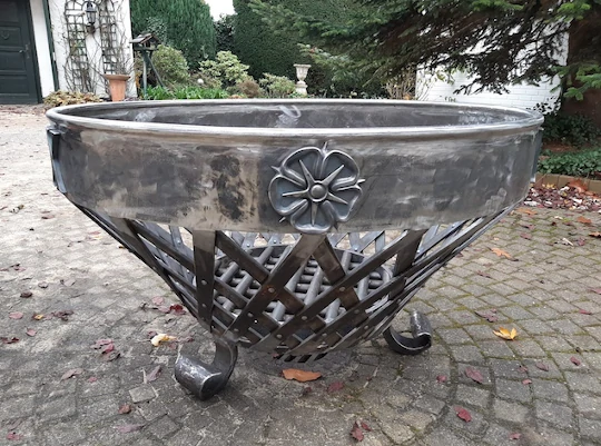 Die Große geflochtene Feuerschale