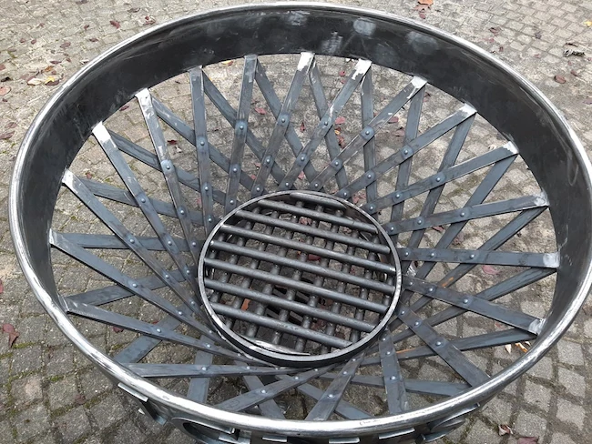 Die Große geflochtene Feuerschale