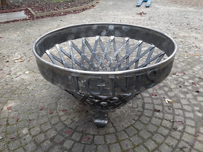 Die Große geflochtene Feuerschale